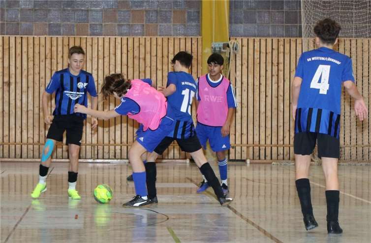 Die SG Westum und JSG Vulkaneifel Ettringen II (mit Leibchen) kamen eine Runde weiter.  Foto: Hans-Josef Schneider