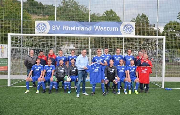 Die SG Westum/Löhndorf I erhielt von der Versicherungsagentur Markus Menzen zwei Trikotsätze mit dazu passenden Sporttaschen. Foto: privat