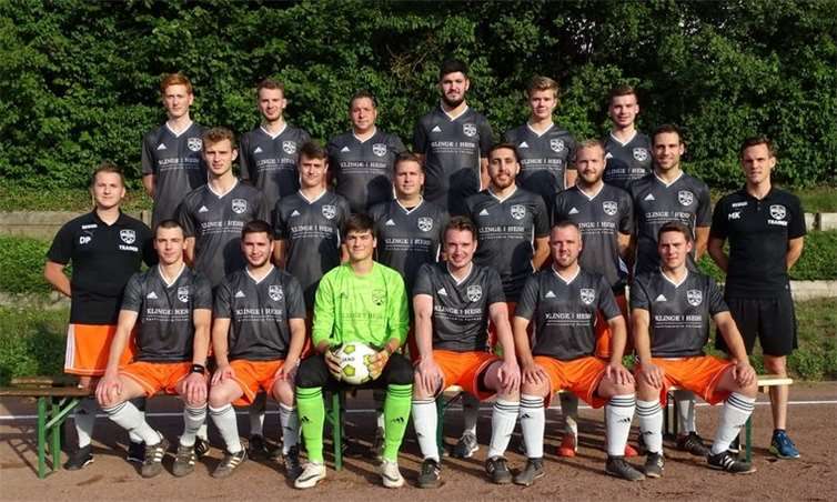 Die SG stellt sich vor. Hier die SG III in den Trikots der Sponsoren, Rechtsanwälte Klinge I Hess: Oben v.l.: Christoph Berens, Tobias Weber, Rene Eimuth, Marco Rohleder, Sören Boomgaarden, Jan- Olaf Boomgaarden. Mitte v.l.: Dennis Philippsen, Christoph Dinger, Jens Weber, Andreas Römer, Taher Eddin, Tim Flöck, Lukas Hain, Michael Kiefer. Unten v.l.: Sven Klütsch, Sebastian Schmidt, Johannes Schmitz, Philipp Wambach, Christian Schäfer, Jeremias Koch. Foto: Dome Schmitz