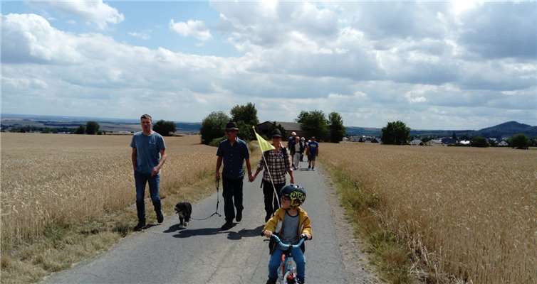 Die SKM Familenwandergruppe in der sonnendurchfluteten Obermendiger Gemarkung. Foto: privat