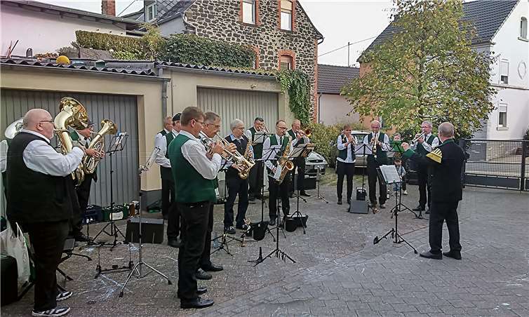 Die SKM brachte Frau Therese Köhn zum 100. Geburtstag ein Ständchen. Fotos: privat