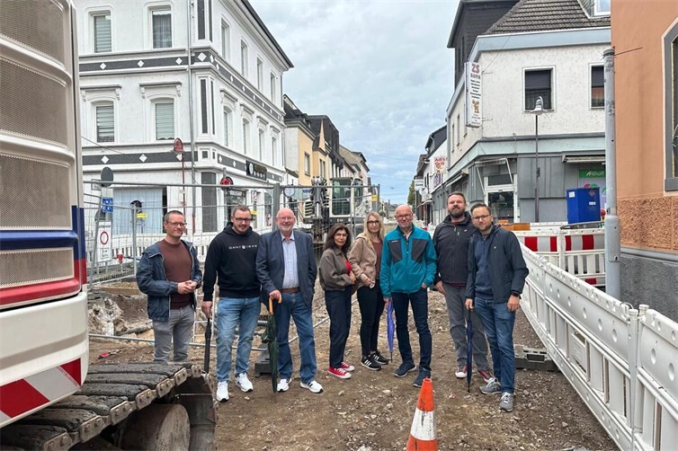 Die SPD-Abordnung betrachtete mit Bürgermeister Christoph Mohr den Baufortschritt.