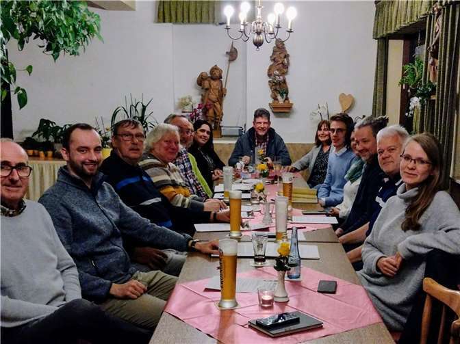 Kritik an Investitionsabwicklung der VG Die SPD-Aktiven genehmigen sich nach der Sitzung ein kaltes Getränk. Foto: SPD