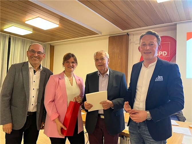 Die SPD Andernach gibt mit Stolz bekannt, dass sie Gerd Schumann für sein langjähriges und vorbildliches Engagement in der Partei, mit dem Ehrenbrief der SPD ausgezeichnet hat.  Foto: Dr. Jens Groh