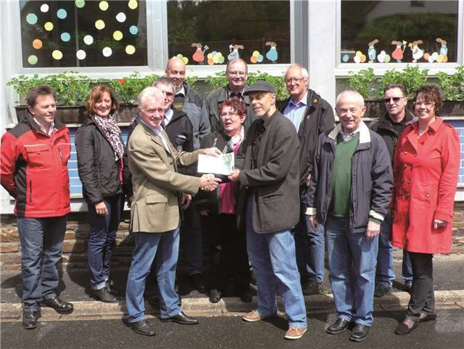 Die SPD Brey übergibt dem Förderverein der Grundschule den Spendenscheck.privat