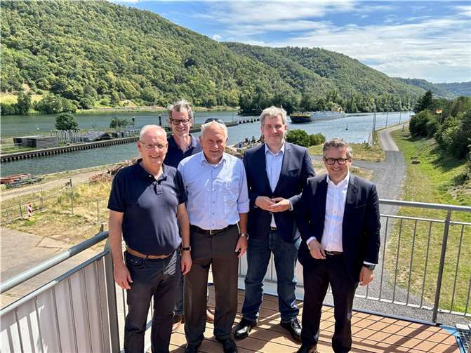 Die SPD-Bundestagsabgeordneten Thorsten Rudolph (rechts) und Metin Hakverdi (2. von rechts) tauschten sich mit (von links) GDWS-Vizepräsident Dirk Schwardmann, Projektleiter Gregor Finke und WSA-Amtsleiter Albert Schöpflin über den Bau der zweiten Schleusenkammer in Lehmen aus.  Quelle: Wahlkreisbüro Thorsten Rudolph / Volker Schmidt