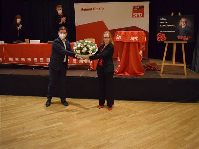 Die SPD-Delegierten konnte Katja Stoppenbrink mit ihrer engagierten Vorstellung offensichtlich überzeugen: Sie erhielt mit 44 von 50 abgegebenen Stimmen (88 %) ein sehr starkes Ergebnis.Fotos: SPD Kreisverband Rhein-Sieg