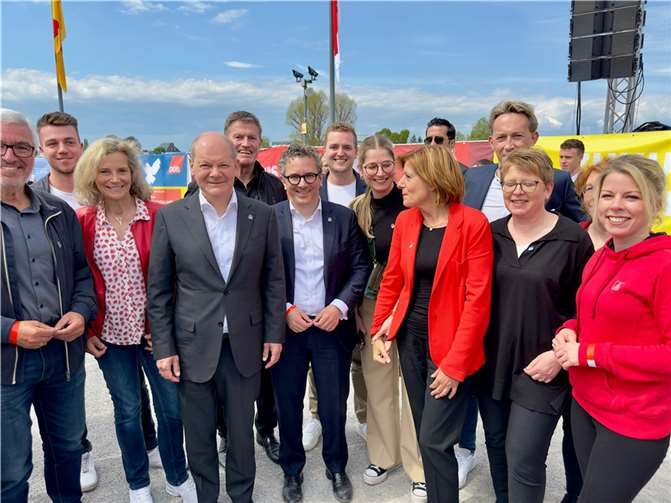 Die SPD-Familie zeigte bei der Kundgebung des DGB Präsenz (von links): Roger Lewentz, Anna Köbberling, Olaf Scholz, Detlev Pilger, Thorsten Rudolph, Martin Diedenhofen, Lena Werner, Malu Dreyer, Marc Ruland, Tanja Machalet und Lana Horstmann. Quelle: Nick Quint