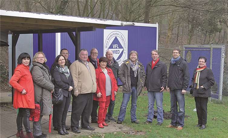 Die SPD-Fraktion auf dem Sportplatz in Niederbieber. privat