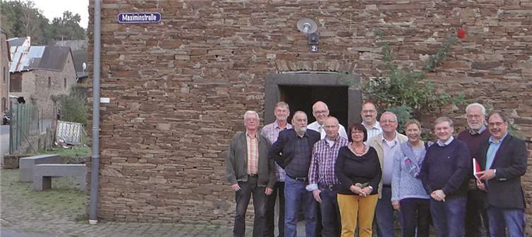 Die SPD-Fraktion im Rat der Verbandsgemeinde Maifeld vor Ort in Münstermaifeld-Mörz. privat