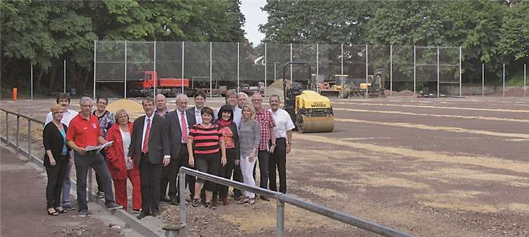 Die SPD-Fraktion mit SVF-Vorsitzenden Rolf-Dieter Reisdorf auf dem Sportplatz in Feldkirchen. privat