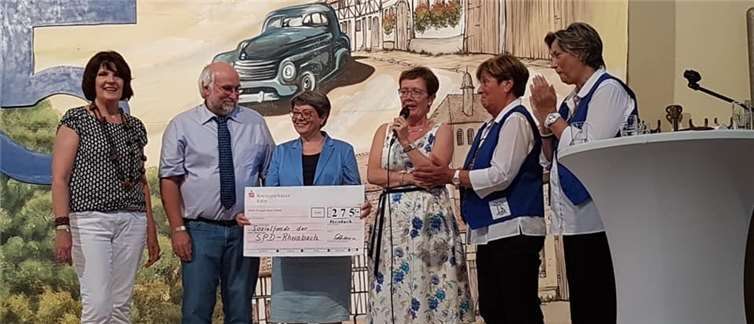 Die SPD Fraktion übergab einen Scheck aus ihren Sozialfond an die Burgfrauen für Jugendarbeit.Foto: EICH