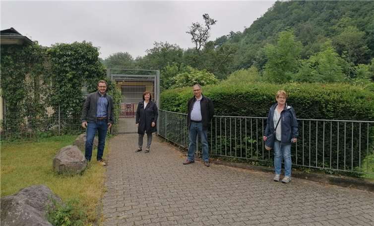 Die SPD-Fraktionsmitglieder Dominik Pretz, Claudia Thomas, Manfred Bauer und Edeltrud Goergen vor dem Eingang des Sayner Schwimmbads. Foto: privat