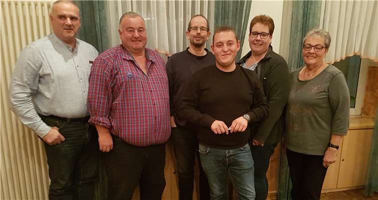 Die SPD Heimbach-Weis widmet sich der Zukunft: Ortsvorsteher-Kandidat Uwe Siebenmorgen (Zweiter von links) und Stadtrats-Kandidat Janick Helmut Schmitz (vorne) möchten das Altwerden im eigenen Dorf ermöglichen. Foto: privat