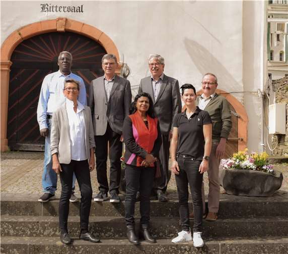 Die SPD-Kandidaten trafen sich vor einem Koberner Wahrzeichen: v.li. Ramane Yacoubou, Annette Schröter, Paul Weber, Gracy Dahmke, Klaus Frevel, Ines Lindemann-Günther und Siegfried Hesse. Foto: privat