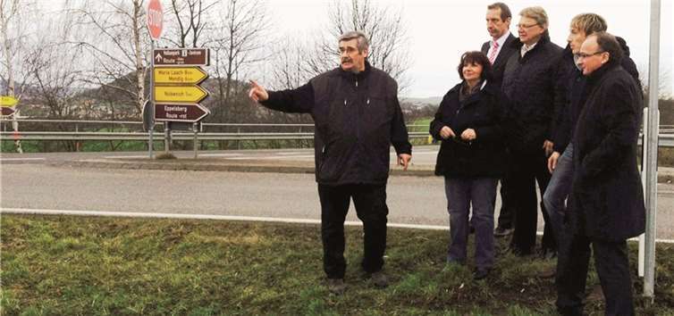 Die SPD-Kreistagsfraktion beim Vor-Ort-Besuch an dem Verkehrsknotenpunkt an Rand der Ortsgemeinde Nickenich. privat