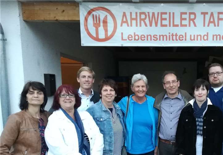 Lebensmittel und mehr Die SPD Kreistagsfraktion mit Vertreterinnen der Ahrweiler Tafel: v.li.n.re: Irmgard Köhler-Regnery, Doris Bruch, Christoph Schmitt, Angelika Schorn, Marion Eisler, Günter Bach, Andrea Kien-Groß, Jens Schäfer, Ingo Terschanski, Christiane Böttcher und Werner Jahr. privat