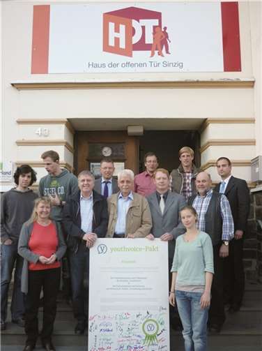 Die SPD-Kreistagsfraktion vor dem Haus der offenen Tür in Sinzig.privat