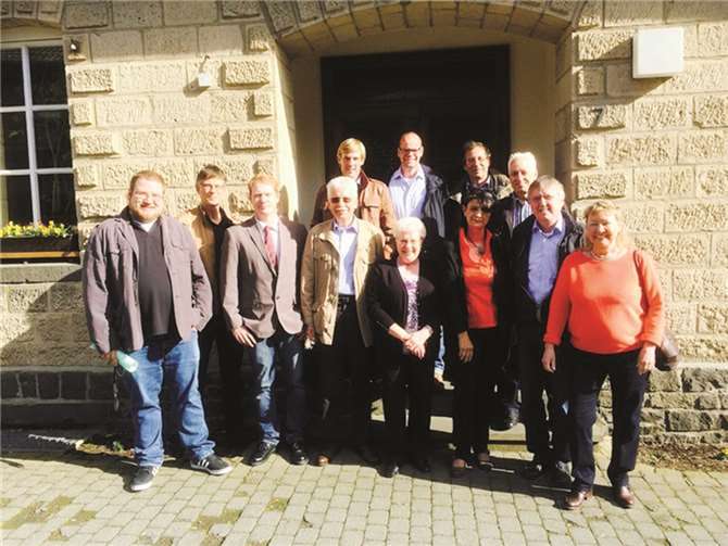 Die SPD-Kreistagsfraktion zu Gast in der Alten Schule in Spessart. privat