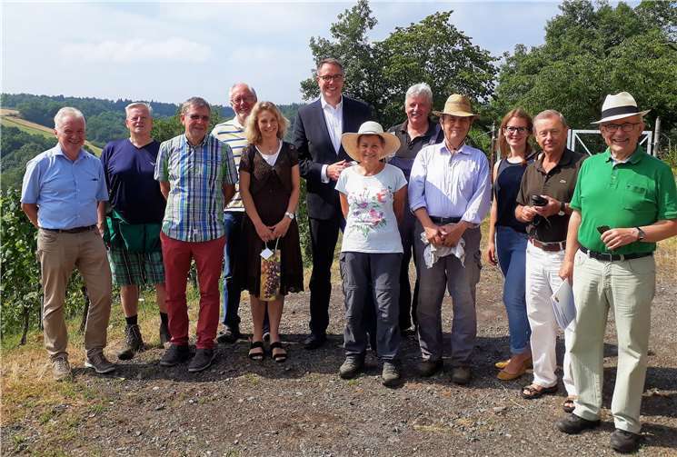 Die SPD-Landtagsabgeordneten Alexander Schweitzer und Dr. Anna Köbberling mit Vertreterinnen und Vertretern der Ortsgemeinde und der Weinbruderschaft „Breyer Hämmchen“.  privat