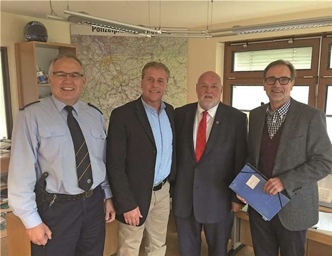 Die SPD-Landtagsabgeordneten Dieter Klöckner (2.v.r.) und Wolfgang Schwarz (r.) im Gespräch mit dem Leiter der Polizeiinspektion Bendorf, Polizeihauptkommissar Burkhard Traut (l.) und Jürgen Marx, Leiter der "Mobilen Einsatz-Gruppe (MEG)" Koblenz (2. v.l.). privat
