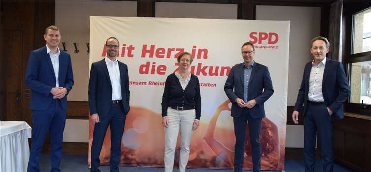Die SPD-Landtagskandidaten: Karin Küsel (Mitte), Clemens Hoch (2. von links), Alexander Wilhelm (2. von rechts) Marc Ruland (rechts) Bei der Bundestagswahl tritt Benjamin Kastner (links) an Foto: UBU