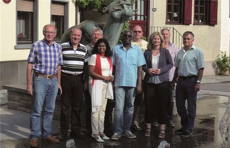 Die SPD-Landtagskandidatin Martina Luig-Kaspari (3.v.r.) mit einigen Vertretern des SPD-OV Untermosel bei einem Rundgang über den neugestalteten Markplatz in Kobern-Gondorf. privat