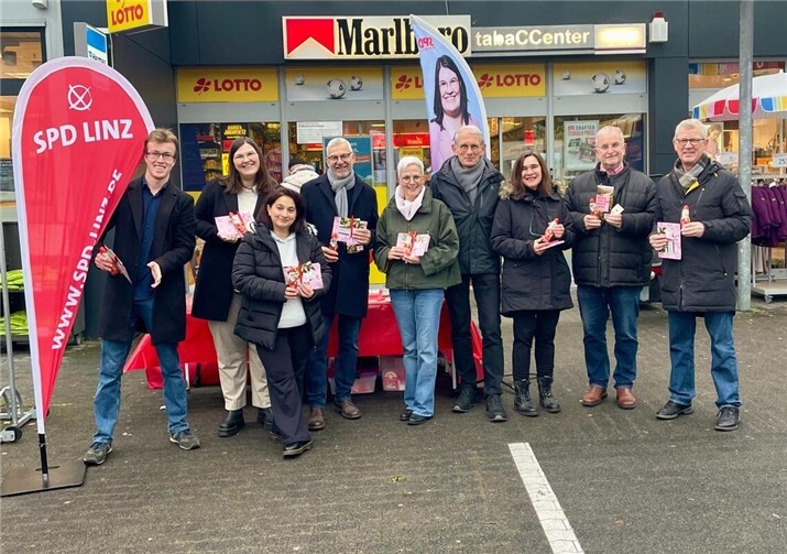 Die SPD-Mitglieder verschenkten eine süße Überraschung.  Foto: Doris Brosowski