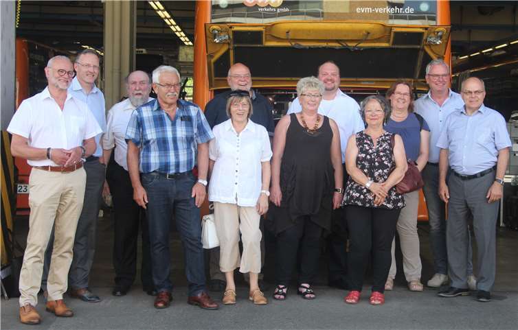 Die SPD-Ratsfraktion mit den Geschäftsführern der evm Verkehrs GmbH, Hansjürgen Kunz (2.v.li.) und Jürgen Czielinski (1.v.re.).privat