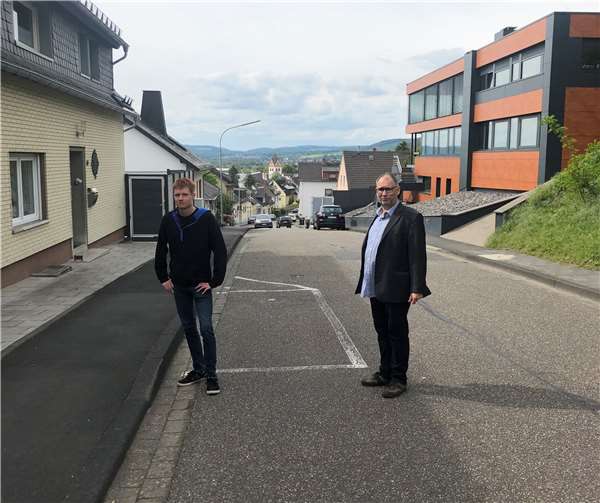Die SPD-Ratsmitglieder Jannik Götte (li.) und Manfred Bauer, die sich die Gegebenheiten der Remystraße nochmal vor Augen führen. Quelle: Bendorfer SPD-Ratsfraktion