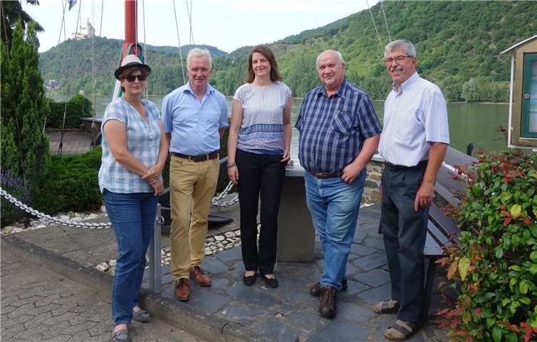 Die SPD-Ratsmitglieder am Rheinufer in Spay (von links): Dr. Christine Goebel, Bernhard Hoffmann, Gastgeberin Ute Weinowski-Rausch, Hans-Jürgen Caspari und Klaus Frevel.privat
