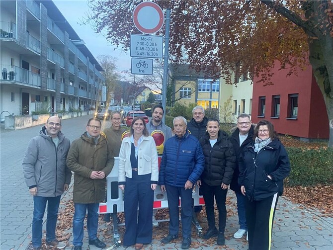 Die SPD-Stadtratsfraktion Andernach besuchte am 12. November die Grundschule St. Peter, um sich mit Schulleiterin Frau Link über das Pilotprojekt „Temporäre Schulstraße“ in der Karolingerstraße auszutauschen. Foto: privat