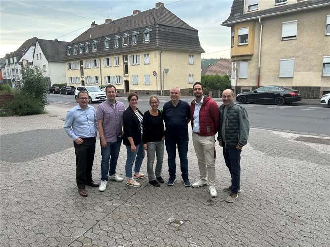 SPD-diskutiert künftige Gestaltung der Breite Straße Die SPD-Stadtratsfraktion hat sich gemeinsam mit dem SPD-Stadtverbandsvorstand zu einem Ortstermin in der Breite Straße getroffen, um sich ein aktuelles Bild von der Situation vor Ort zu machen. Foto: privat