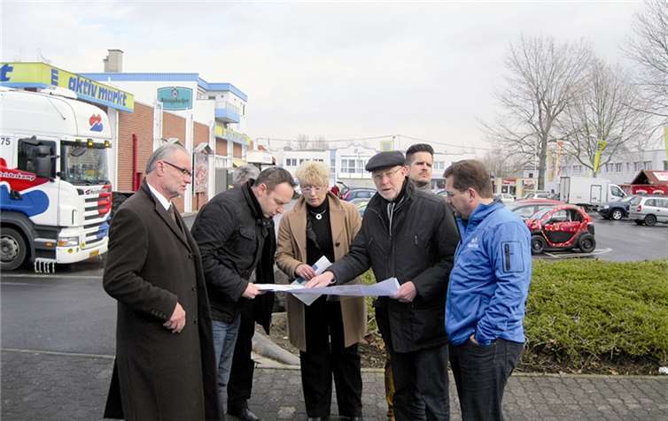 Die SPD-Stadtratsfraktion macht sich an der Rübenacher Straße ein Bild von der Verkehrssituation.privat
