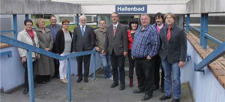 Neue Nutzung für das alte Hallenbad in Heimbach-Weis anstreben Die SPD-Stadtratsmitglieder beim Ortstermin in Heimbach-Weis: Die Sozialdemokraten befürworten die Umwandlung des ehemaligen Hallenbads in ein Bürgerhaus. privat