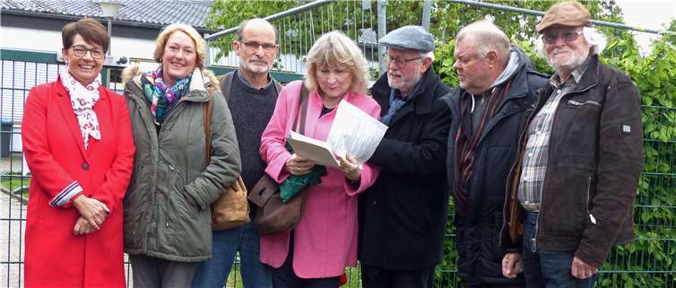 Die SPD-Stadtratsmitglieder möchten verhindern, dass Kripper Kindergartenkinder Einrichtungen in anderen Stadtteilen besuchen müssen, und indormierten sich vor Ort über die Raumsituation. Foto: privat