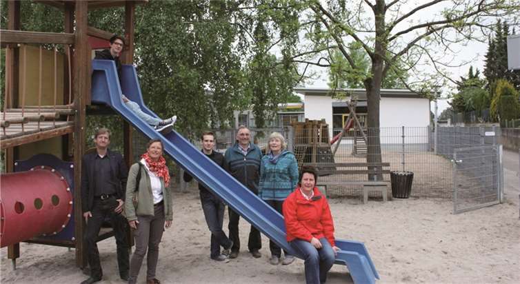 Die SPD Urbar machte sich vor Ort ein Bild von dem Außengelände des kommunalen Kindergartens „Unter dem Regenbogen“. privat