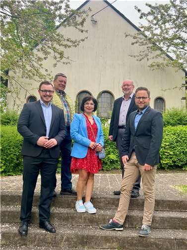 Die SPD-Vertreter (v.l.n.r.) Dominik Pretz, Frank Dommershausen, Zeynep Begen, Rolf Trennheuser und Kai Dommerhausen auf dem Mülhofener Friedhof. Dort könnte eine Fläche für den muslimischen Friedhof angelegt werden. Foto: SPD Bendorf
