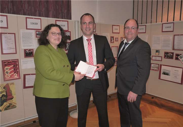 Die SPD-Vorsitzende und Bundestagsabgeordnete Andrea Nahles überreichte dem neuen SPD-Mitglied Christian Daum aus Obermendig (mi.) gemeinsam mit dem Mendiger Ortsverbandsvorsitzenden Ralf Kraut das Parteibuch.