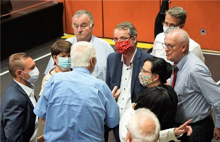 Die SPD berät über die unvorhersehbare Situation. Die Sitzungsunterbrechung war von der CDU beantragt worden.Fotos: FF