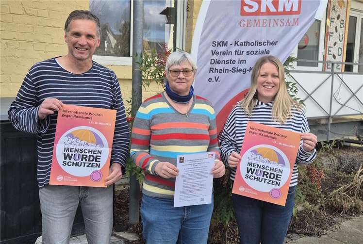 Die SPZ Mitarbeitenden (v.l. Rodger Ody, Fachbereichsleiter, Andrea Olzem, Peer-Beraterin und Nina Mazurs, Betreutes Wohnen) mit dem Veranstaltungsplakat. Foto: Sozialpsychiatrisches Zentrum (SPZ) linksrheinisch