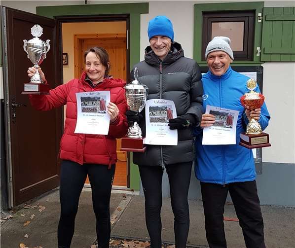 Die SSG Königswinter gewann die drei Wanderpokale für die Gesamtwertung, die Schülerklassen und die Seniorenklassen. Quelle: TuS Erpel