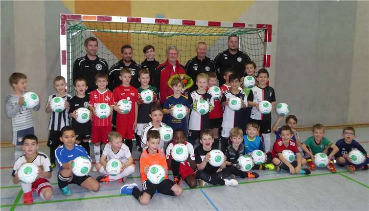 Die SSV U9/U8 Kicker gemeinsam mit Jürgen Fergen und dem F-Jugend Trainerteam bei der Präsentation der neuen Futsal-Hallenbälle.