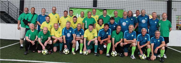 Die SV Remagen Traditionsmannschaft (in Gelb-Grün) beim Turnier des VfL Wolfsburg.Privat
