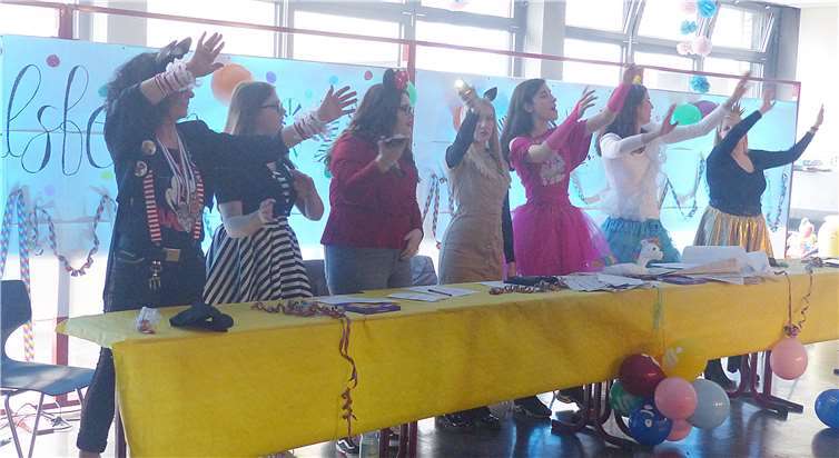 Die SV, die gemeinsam mit einigen Lehrern im Elferrat saß, leitete durch das Programm. Fotos: St. Thomas Realschule