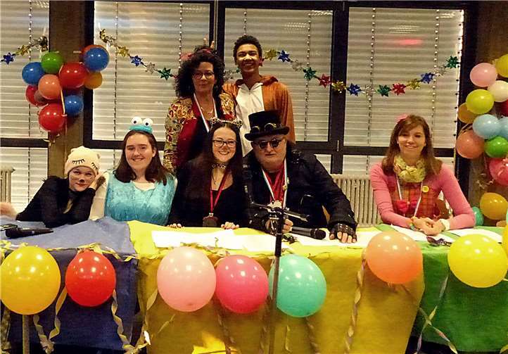 Die SV leitete gemeinsam mit Schulleiter Martin Leupold durch das bunte Programm.