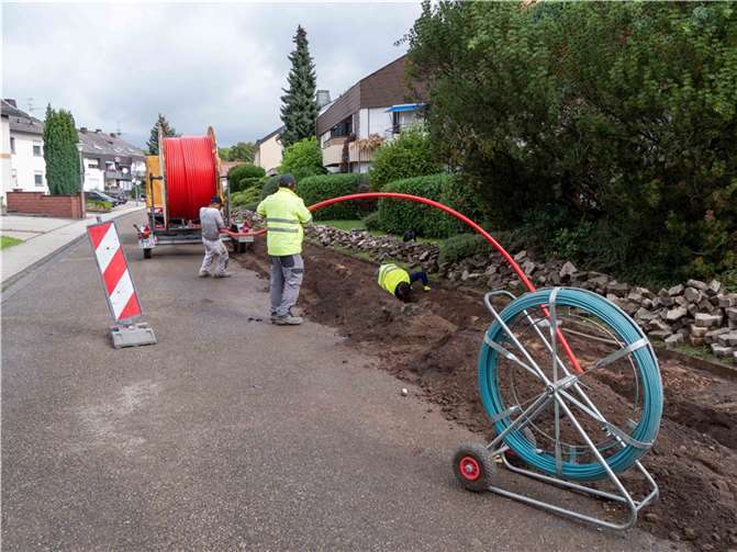 Die SWN bauen das Glasfasernetz in Engers rund um die Carl-Orff-Schule aus. Die Kooperationsfirma „EL-Bau“ begann mit den Bauarbeiten in der Orffstraße. Foto: swn