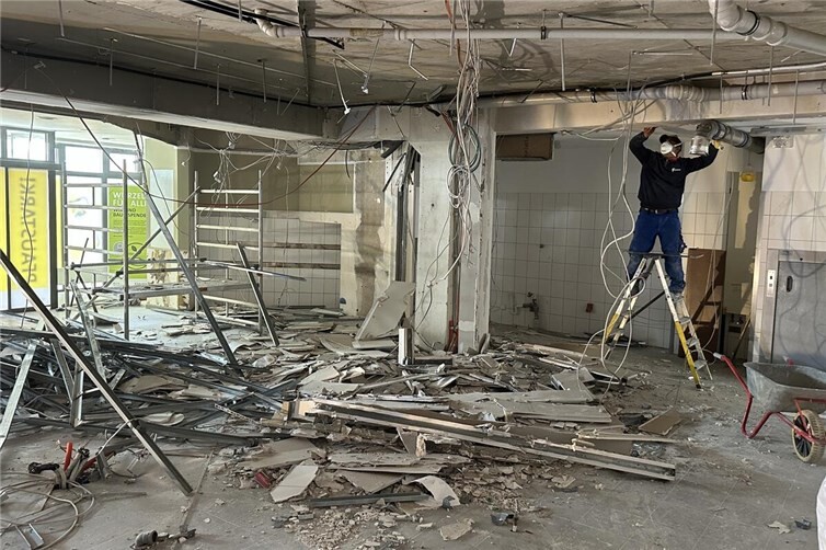 Die SWN beginnen mit den Umbauarbeiten im neuen Kundencenter in der Langendorfer Straße. Die Neueröffnung ist für das Deichstadtfest geplant.