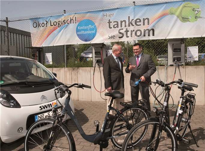 Die SWN geben einen Anschub zu mehr Elektromobilität in Neuwied. Geschäftsführer Stefan Herschbach (re.) stellte die Förderprogramme vor. Bürgermeister Reiner Kilgen hatte die gute Nachricht im Gepäck, dass der Mini-ZOB früher als geplant fertig wird. Auch dort werden zwei Ladestellen für Elektroautos installiert. SWN