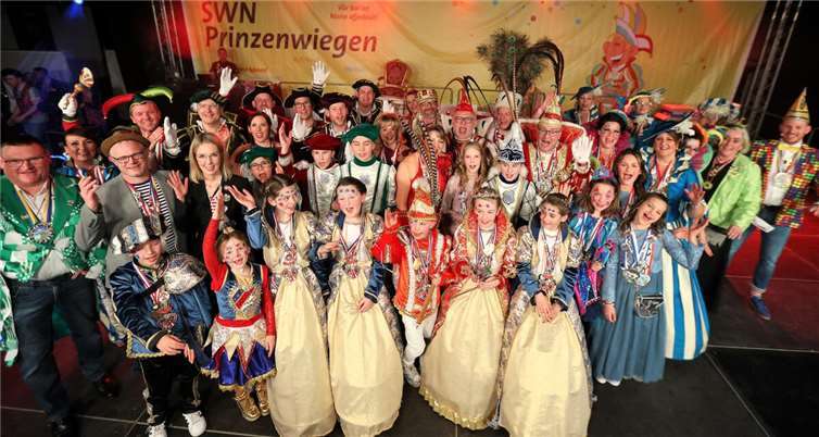 Die SWN hatten alle Neuwieder Tollitäten der Session 2024/2025 zum Prinzenwiegen eingeladen.  Fotos: FF